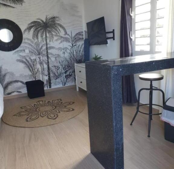 استودیوی استاندارد, Over The Hill Residence