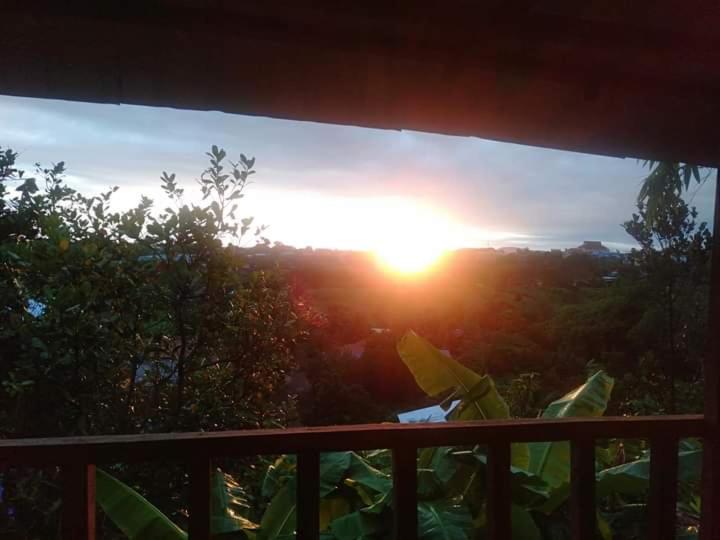 اتاق استاندارد با بالکن, Tree Lodge Banlung