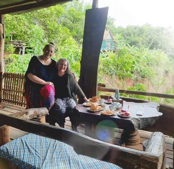 بنگله خانوادگی, Tree Lodge Banlung