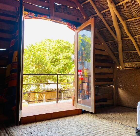 اتاق استاندارد با بالکن, La Redonda Sayulita Hostal