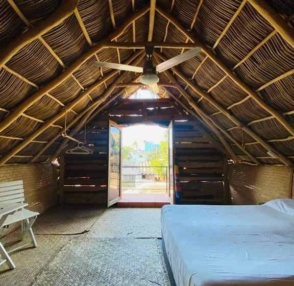 اتاق استاندارد با بالکن, La Redonda Sayulita Hostal