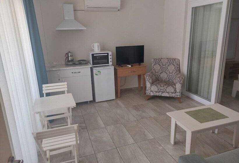 سوییت جونیور با چشم‌انداز استخر, Grandma S Garden