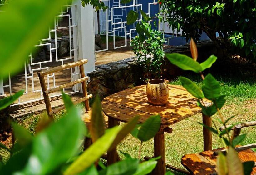 اتاق استاندارد چهارنفره با چشم‌انداز باغ, Le Bdm Playita