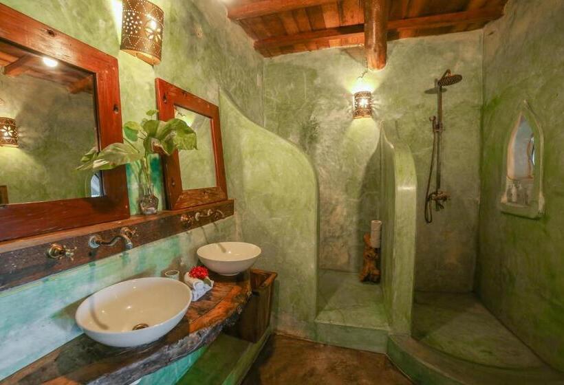 سوییت با چشم‌انداز دریا, Mr Kahawa Lofts