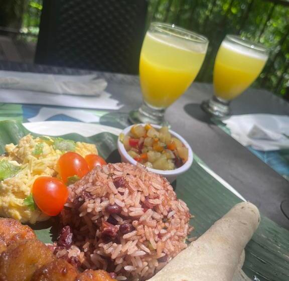 اتاق خانوادگی, Ukinca B&b