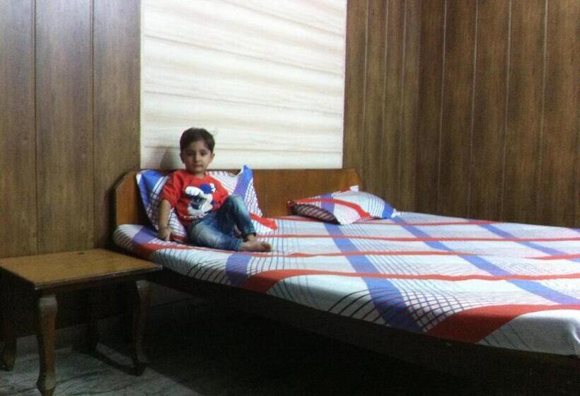 اتاق اکونومی, Gokul Guest House