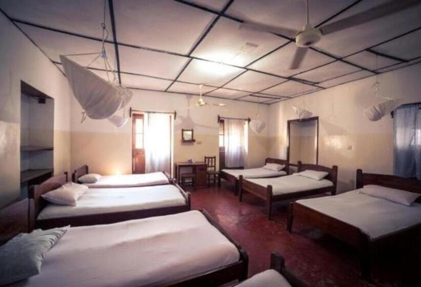 تختخواب در اتاق مشترک, Karibu Inn
