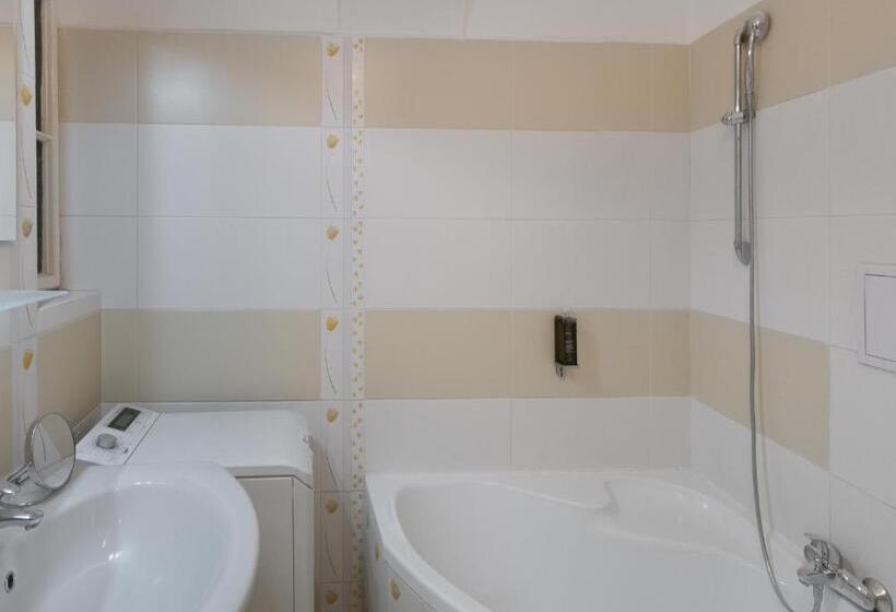 آپارتمان 1 خوابه با تراس, Mordecai Twelve Apartments By Prague Residences