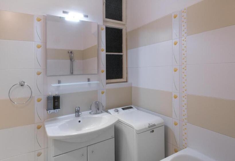 آپارتمان 1 خوابه با تراس, Mordecai Twelve Apartments By Prague Residences