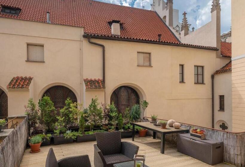 آپارتمان 1 خوابه با تراس, Mordecai Twelve Apartments By Prague Residences