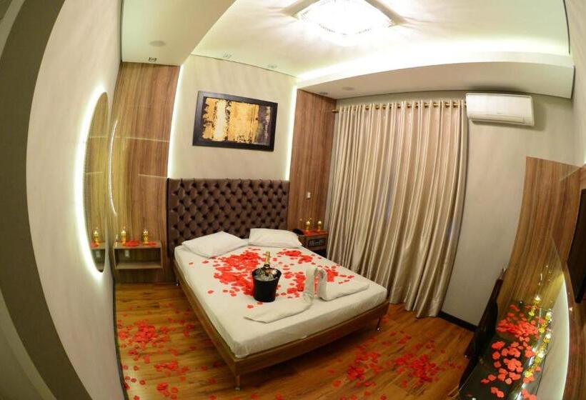 اتاق لوکس, Helus Motel