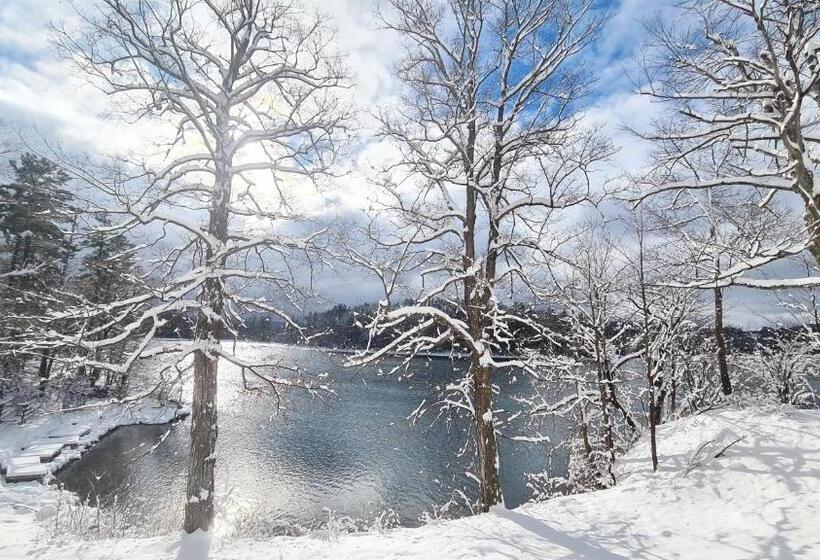 اتاق استاندارد با چشم‌انداز دریاچه, Lakehouse Inn