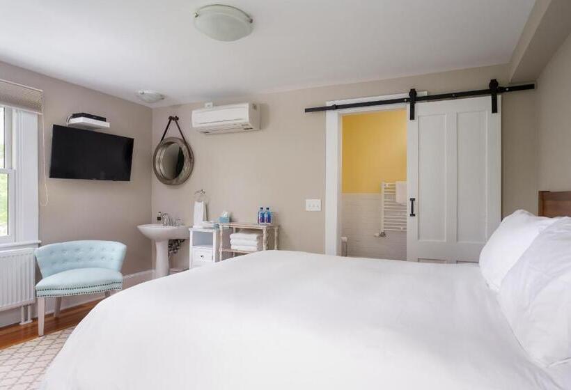 اتاق استاندارد با چشم‌انداز دریاچه, Lakehouse Inn