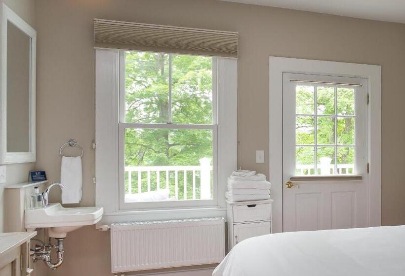 اتاق استاندارد با چشم‌انداز دریاچه, Lakehouse Inn