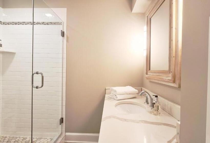 اتاق استاندارد با تخت بزرگ, Lakehouse Inn