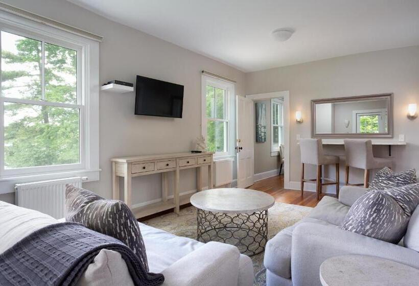 Deluxe Suite King Bed, Lakehouse Inn