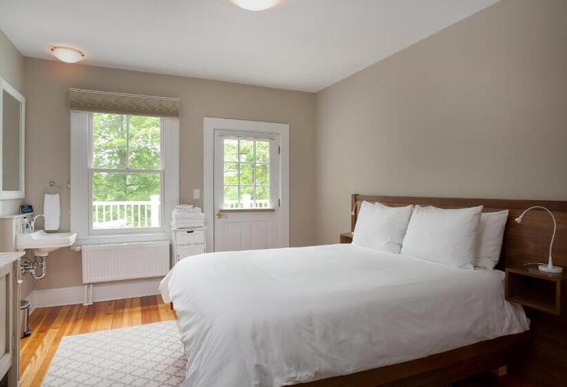 اتاق استاندارد با چشم‌انداز دریاچه, Lakehouse Inn