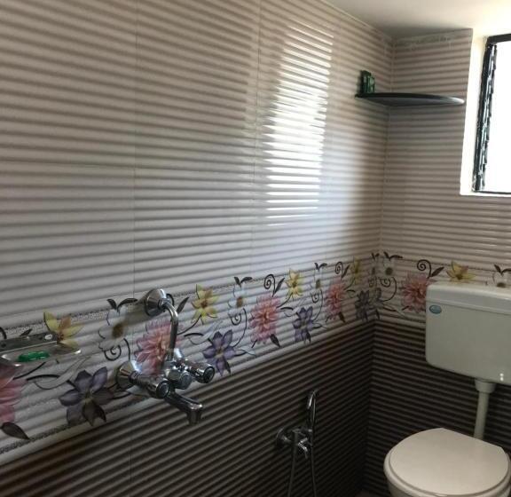 اتاق اکونومی, All Seasons Guest House