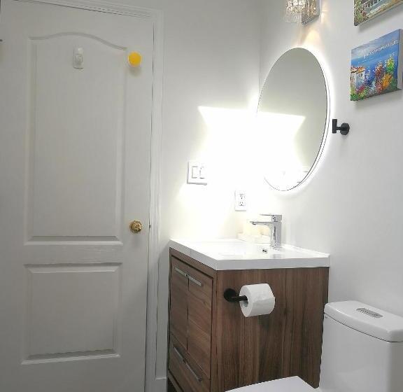 اتاق لوکس با تخت بزرگ, Marpole Guest House