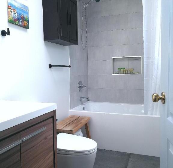 اتاق لوکس با تخت بزرگ, Marpole Guest House