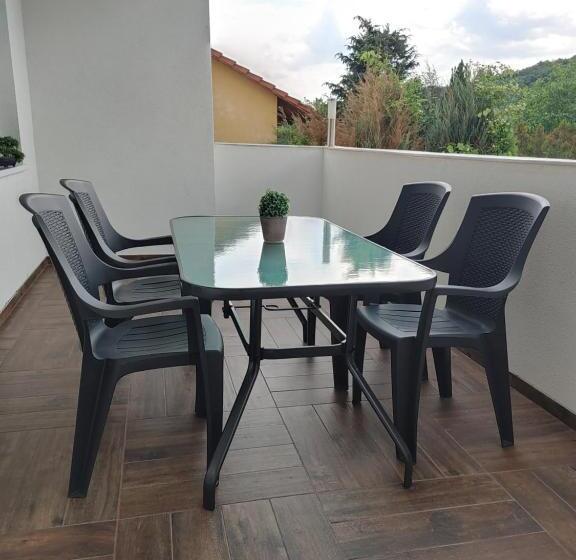اتاق خانوادگی, Fiesta Apartman