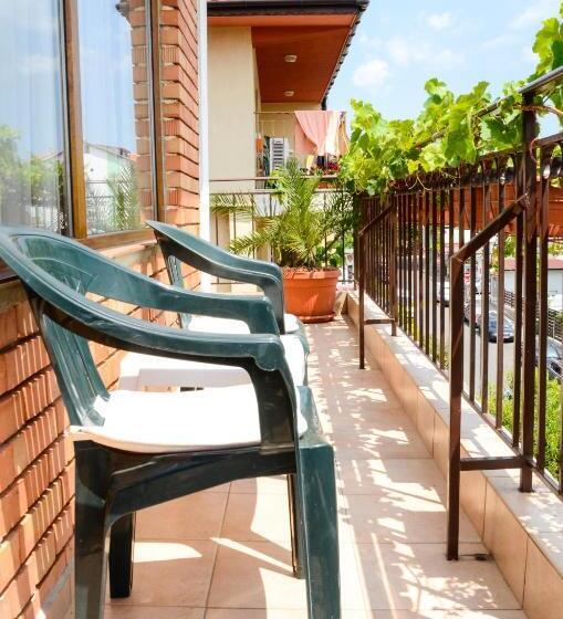 סטודיו משפחתי, Nirvana Guest House