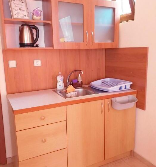 סטודיו משפחתי, Nirvana Guest House