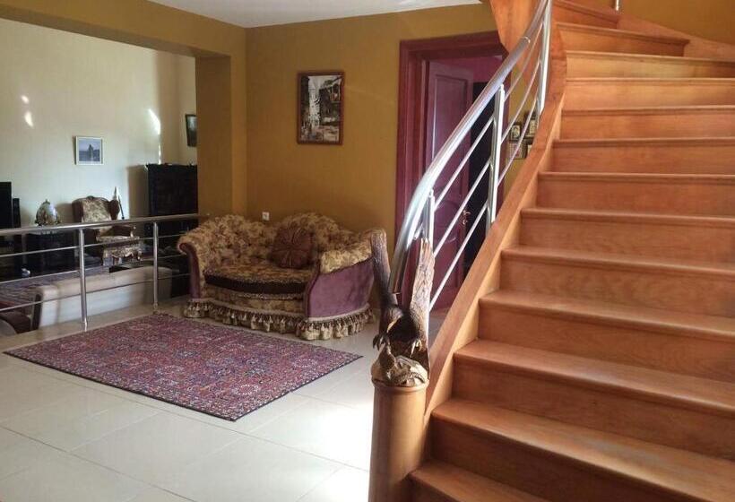 اتاق استاندارد با چشم‌انداز استخر, Villa Ananuri
