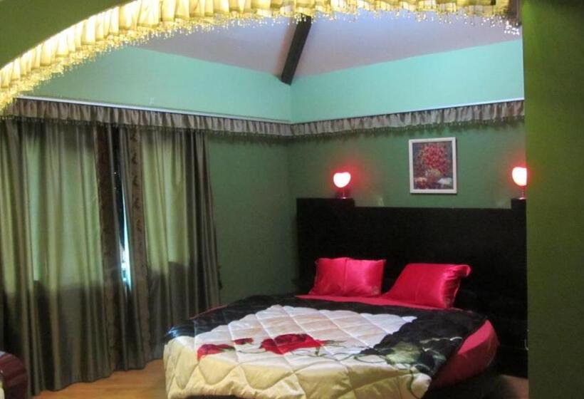 اتاق سوپریور با تخت بزرگ, Villa Ananuri
