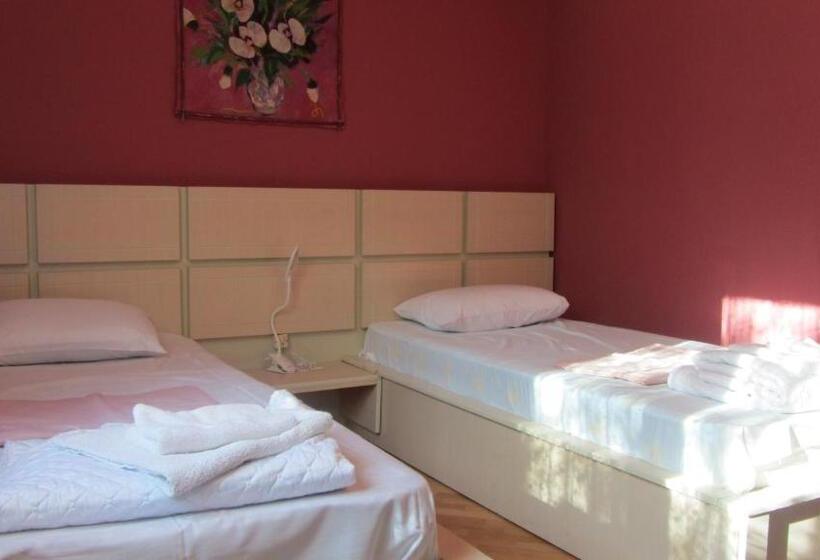 ویلای یک اتاق خوابه با استخر شنا, Villa Ananuri
