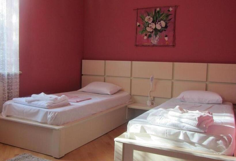 ویلای یک اتاق خوابه با استخر شنا, Villa Ananuri