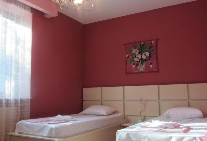 ویلای یک اتاق خوابه با استخر شنا, Villa Ananuri