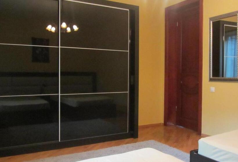 ویلای یک اتاق خوابه با استخر شنا, Villa Ananuri