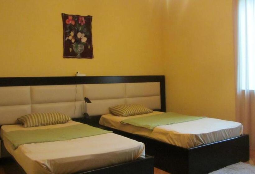 ویلای یک اتاق خوابه با استخر شنا, Villa Ananuri