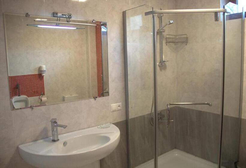 اتاق سوپریور با تخت بزرگ, Villa Ananuri