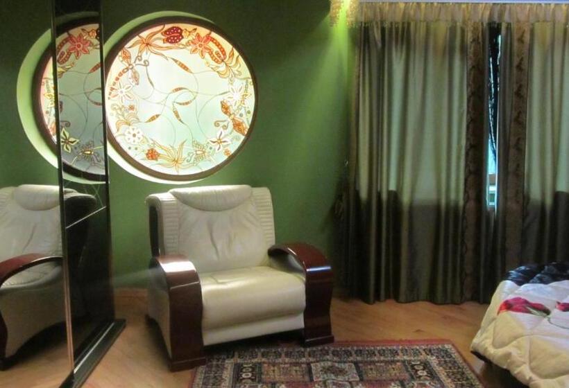 ویلای یک اتاق خوابه با استخر شنا, Villa Ananuri