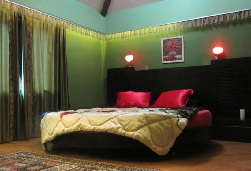 ویلای یک اتاق خوابه با استخر شنا, Villa Ananuri