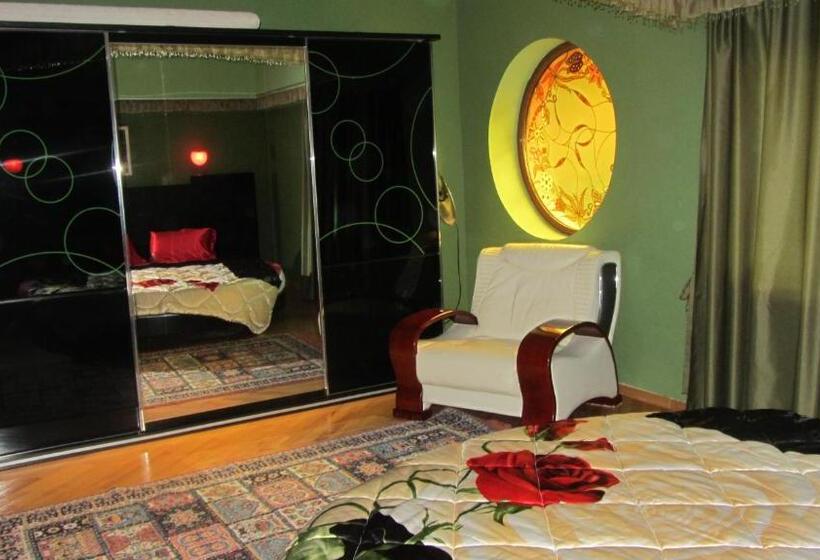 ویلای یک اتاق خوابه با استخر شنا, Villa Ananuri