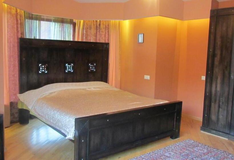 ویلای یک اتاق خوابه با استخر شنا, Villa Ananuri