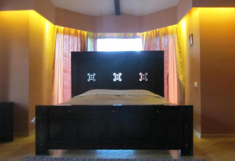 ویلای یک اتاق خوابه با استخر شنا, Villa Ananuri