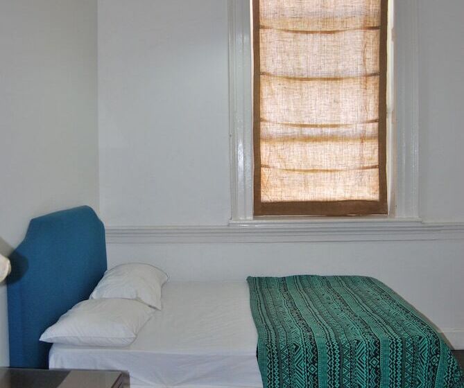 اتاق استاندارد سه نفره, Mobay Kotch   Hostel
