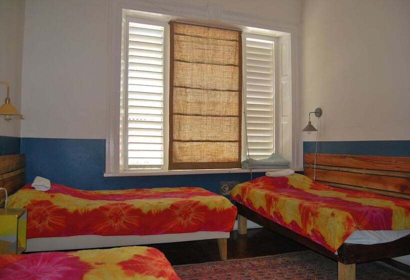 اتاق استاندارد سه نفره, Mobay Kotch   Hostel
