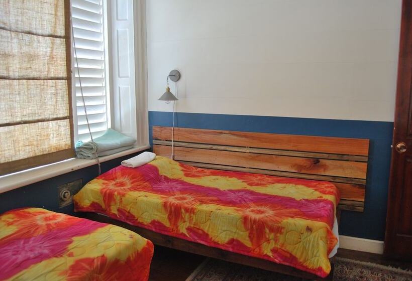 اتاق استاندارد سه نفره, Mobay Kotch   Hostel