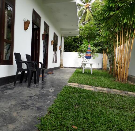 اتاق لوکس, Apna Homestay Apartments
