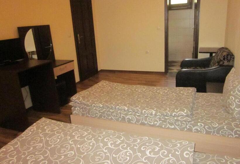 اتاق استاندارد سه تخته با بالکن, Panorama Guest House