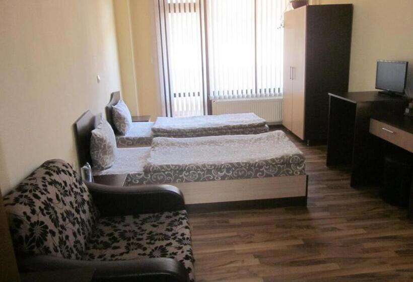 اتاق استاندارد سه تخته با بالکن, Panorama Guest House