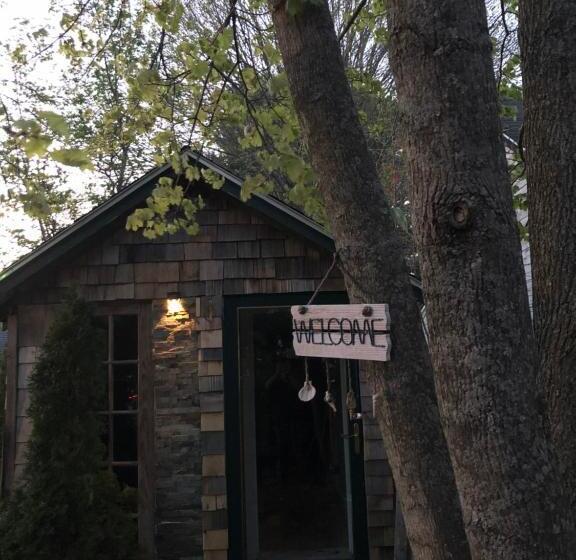استودیوی استاندارد, Seafarer Inn And Cottages