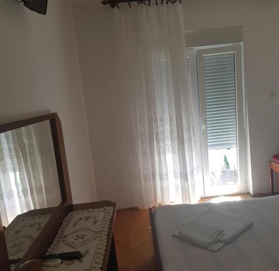 اتاق استاندارد با سرویس بهداشتی مشترک, Sobe I Apartmani Marović