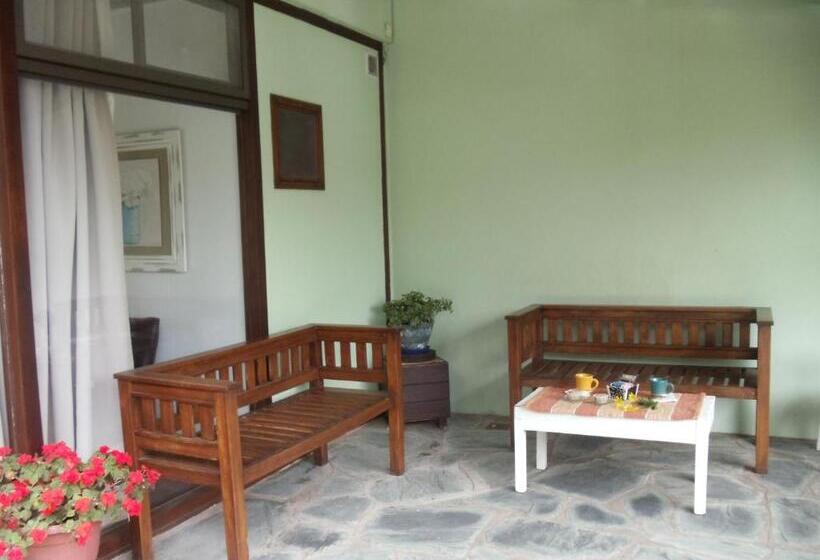 اتاق استاندارد با چشم‌انداز باغ, Dandy Suites