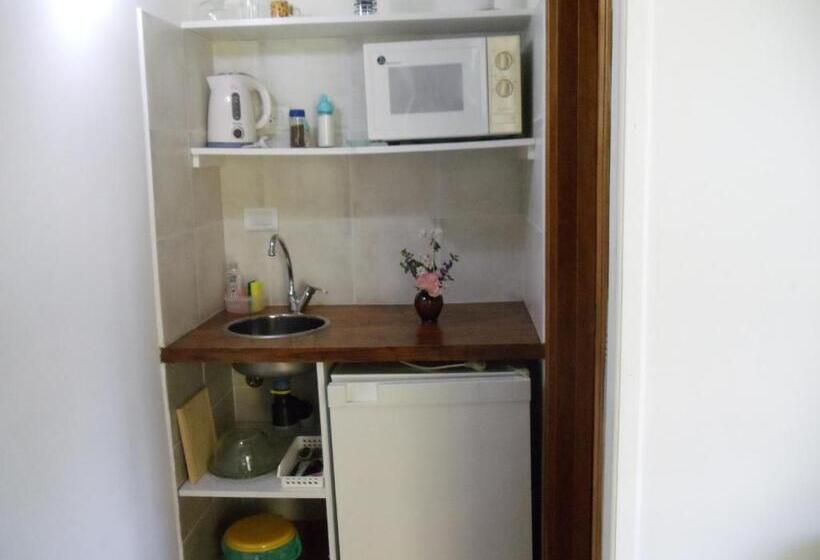 اتاق استاندارد با چشم‌انداز باغ, Dandy Suites
